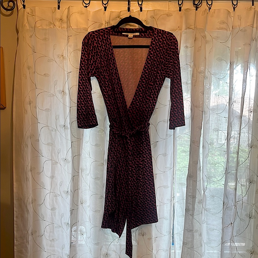 Classic DVF Diane Von Furstenberg silk jersey wrap dress - size 8